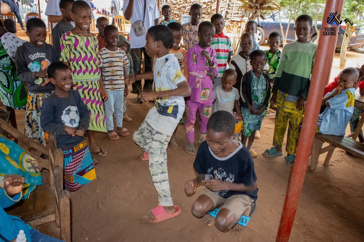 Un groupe d’enfants réuni pendant une activité de Young Caring