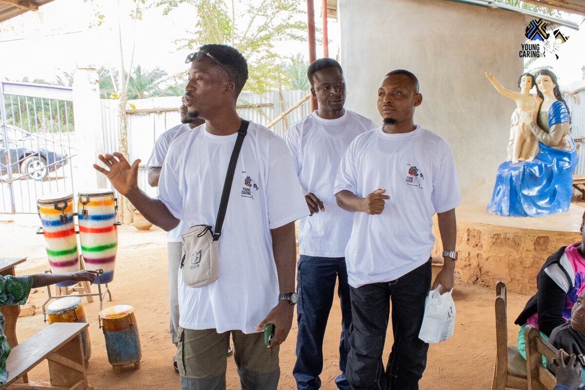 Des bénévoles de Young Caring mobilisés pendant une activité de terrain