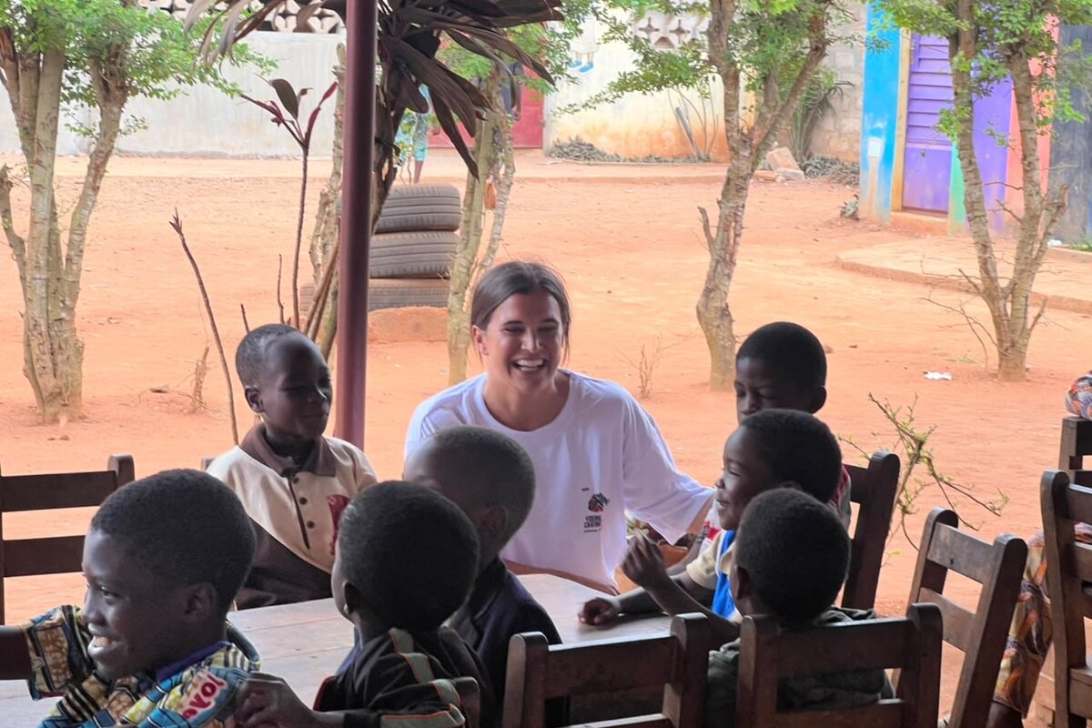 Des enfants participant à une activité organisée par Young Caring