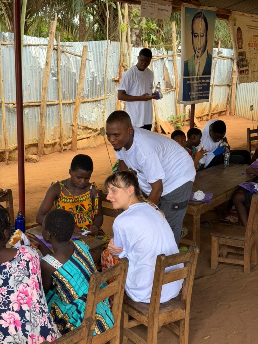 Membres de Young Caring accompagnant des enfants pendant une action