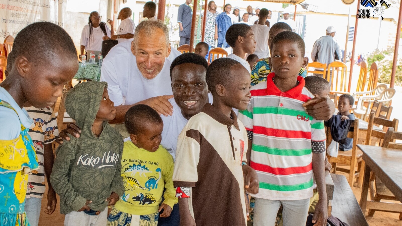 Des enfants accompagnés pendant une action humanitaire de Young Caring