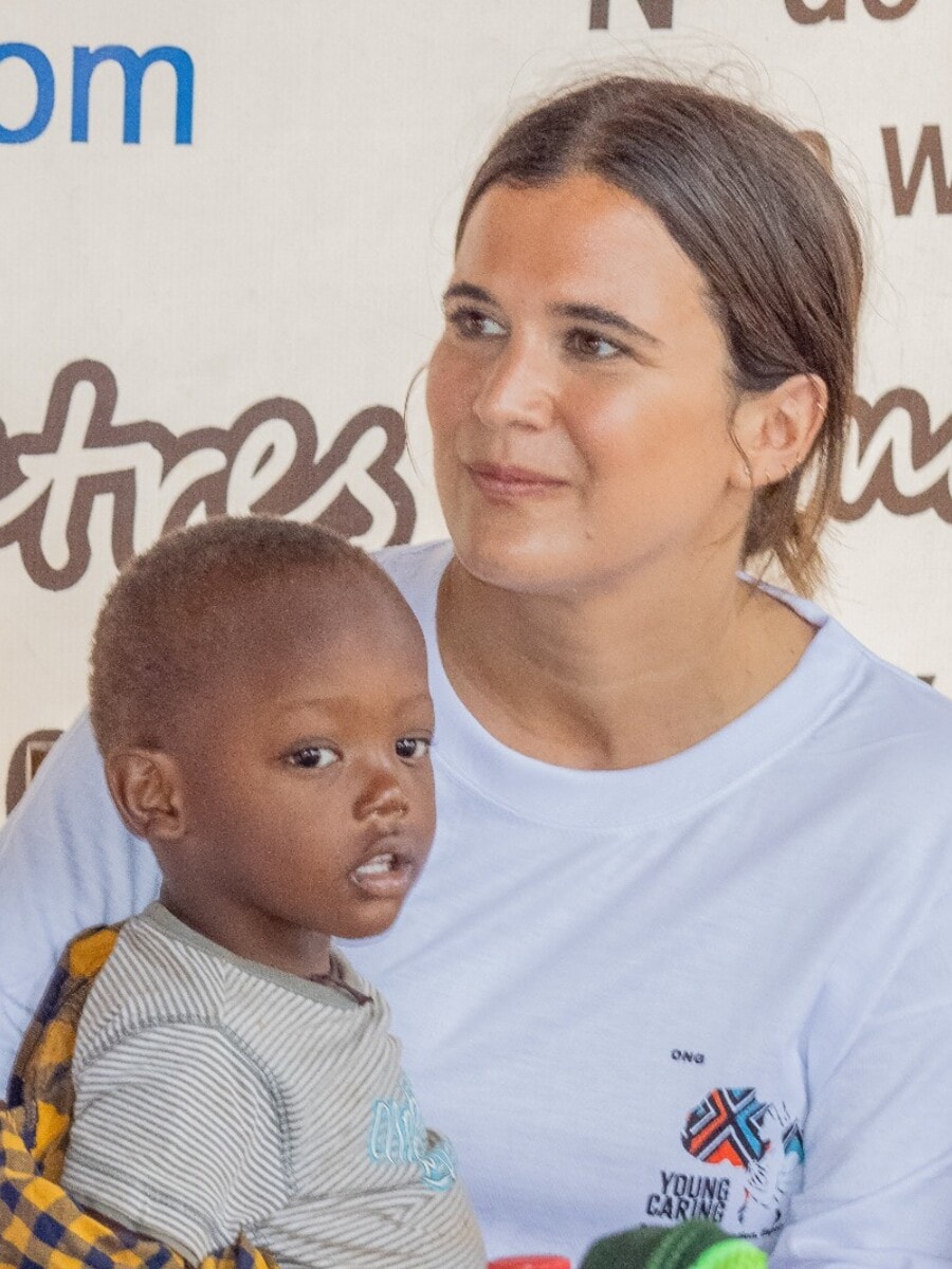 Des enfants accompagnés pendant une action humanitaire de Young Caring